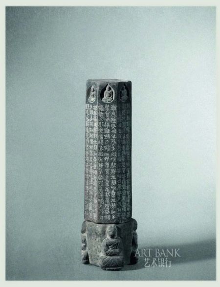 唐乾寧5 年 砂巖石浮雕佛像刻“加句靈驗(yàn)佛頂尊勝陁羅尼”經(jīng)幢《乾寧五年七月十一日弟子楊彥真》款(香港蘇富比) 唐乾寧5 年 砂巖石浮雕佛像刻“加句靈驗(yàn)佛頂尊勝陁羅尼”經(jīng)幢《乾寧五年七月十一日弟子楊彥真》款(香港蘇富比)