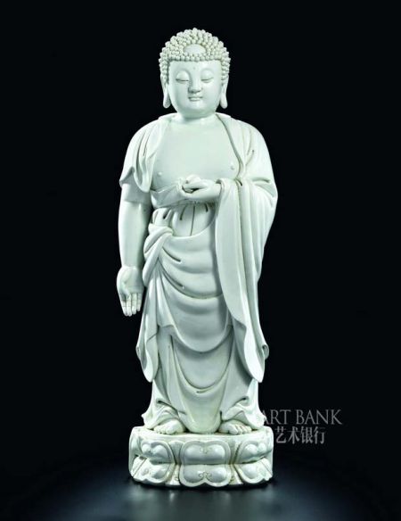 清 18 世紀(jì) 德化白瓷“釋迦牟尼佛”立(香港蘇富比) 清 18 世紀(jì) 德化白瓷“釋迦牟尼佛”立(香港蘇富比)